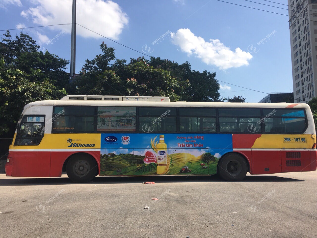 Dầu gạo Simply quảng cáo trên xe bus tại Hà Nội