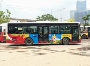 Dầu gạo Simply quảng cáo trên xe bus tại Hà Nội