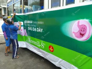 Hình ảnh thợ dán quảng cáo xe bus