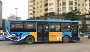 Siêu thị Q Mart quảng cáo trên xe bus Hà Nội