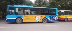 Siêu thị Q Mart quảng cáo trên xe bus Hà Nội