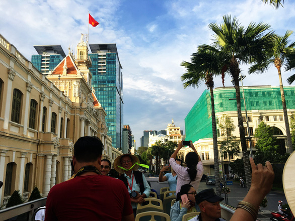Khám phá một Sài Gòn rất khác trên xe buýt mui trần và du thuyền