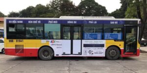FPT Shop giới thiệu mở bán Oppo Reno 5 bằng quảng cáo xe bus