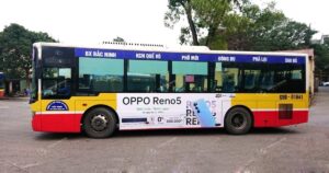 FPT Shop giới thiệu mở bán Oppo Reno 5 bằng quảng cáo xe bus