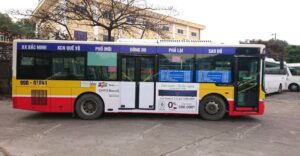 FPT Shop giới thiệu mở bán Oppo Reno 5 bằng quảng cáo xe bus