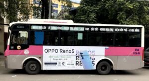 FPT Shop giới thiệu mở bán Oppo Reno 5 bằng quảng cáo xe bus