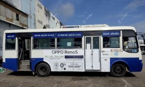 FPT Shop giới thiệu mở bán Oppo Reno 5 bằng quảng cáo xe bus