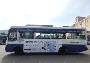 FPT Shop giới thiệu mở bán Oppo Reno 5 bằng quảng cáo xe bus