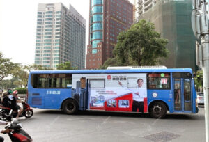 Quảng cáo trên tràn kính xe bus thiết kế maquette