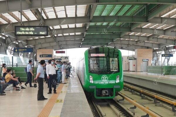 Quảng cáo trên tàu điện trên cao Cát Linh