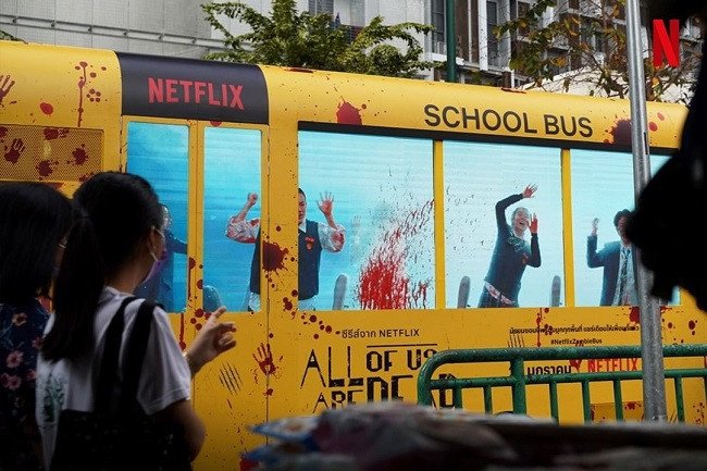 “All of us are dead” với màn quảng cáo xe bus Zombie siêu ấn tượng