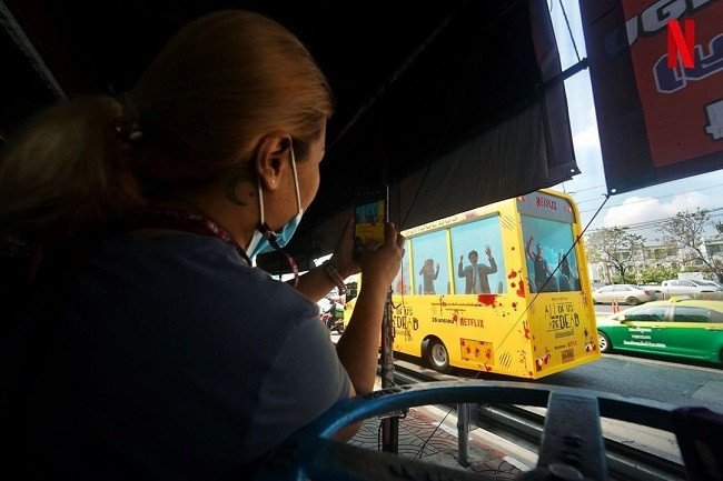 “All of us are dead” với màn quảng cáo xe bus Zombie siêu ấn tượng