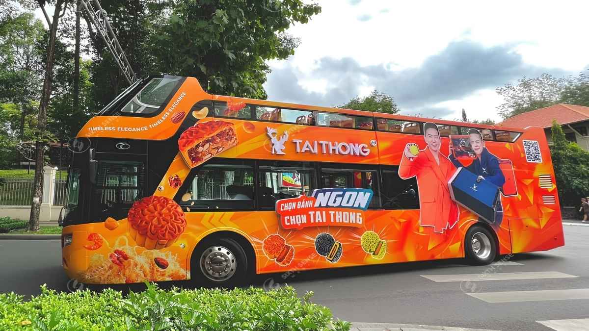 Quảng cáo xe bus 2 tầng giúp thương hiệu tăng độ phủ và duy trì tần suất tiếp cận khách hàng