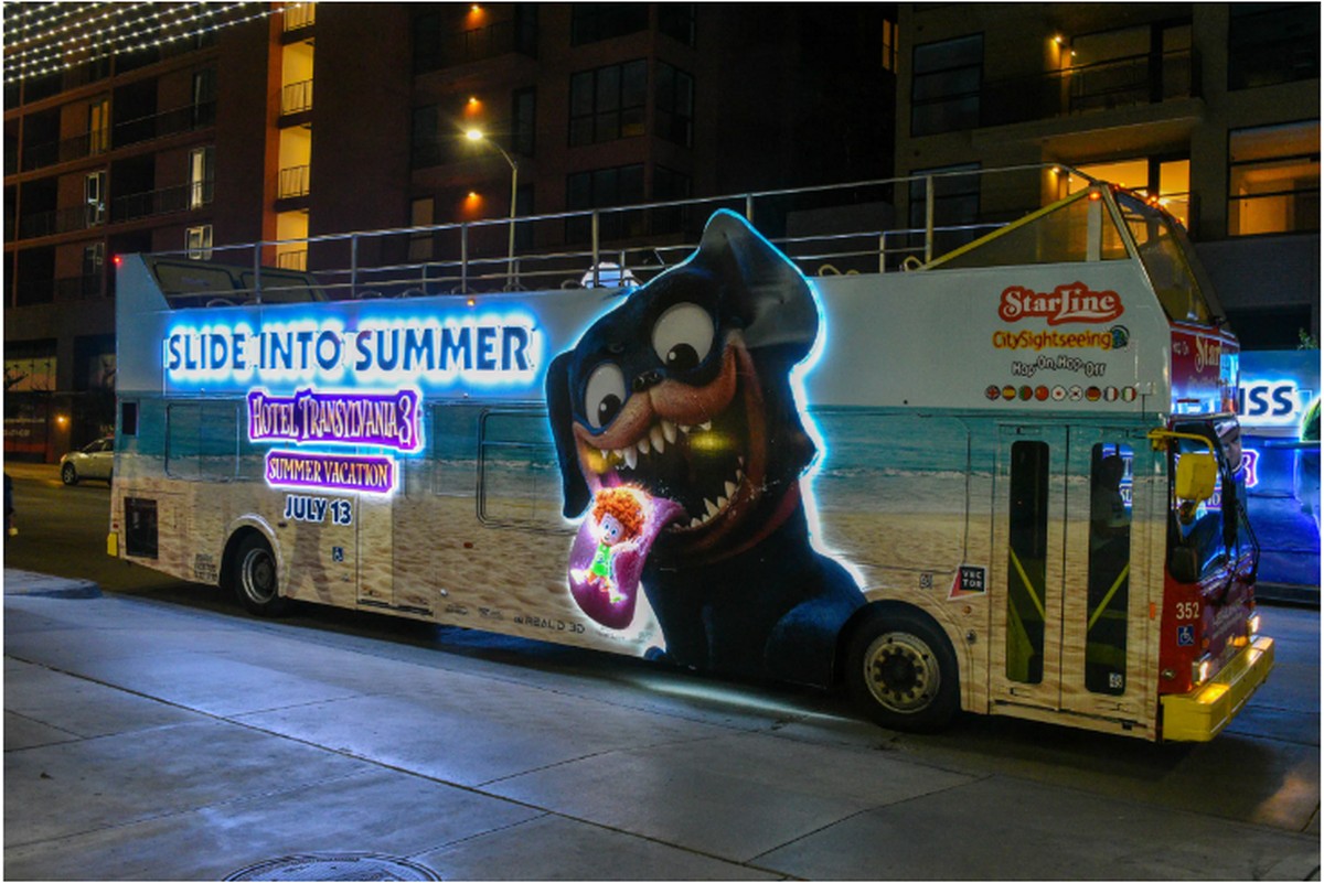 Khách sạn huyền bí 3 thắp sáng các quảng cáo trên xe bus 2 tầng