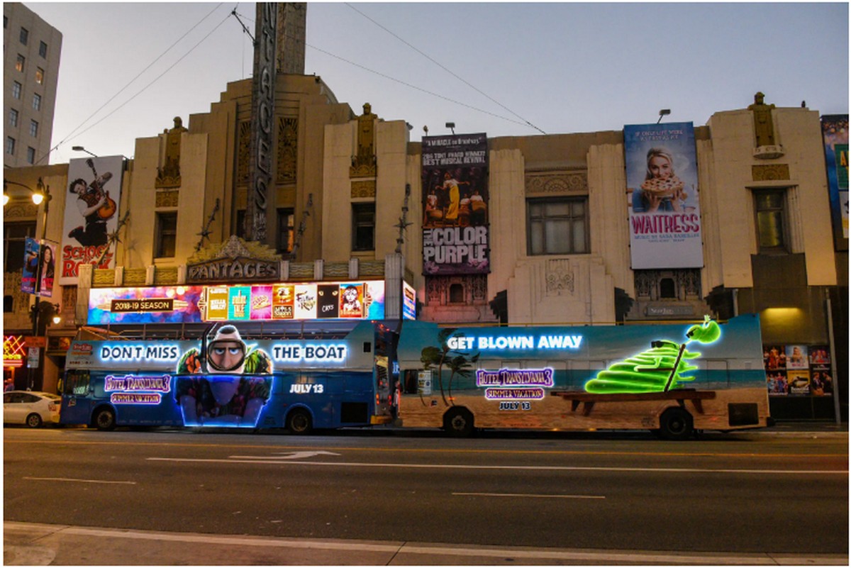 Khách sạn huyền bí 3 thắp sáng các quảng cáo trên xe bus 2 tầng