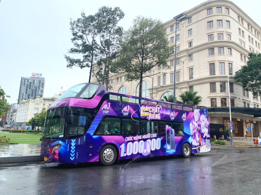 Roadshow xe bus 2 tầng của AU TOP chúc mừng người chơi thứ 1 triệu