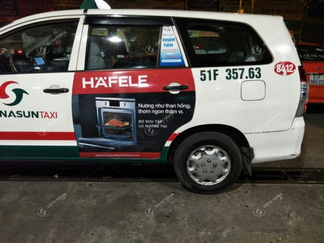 quảng cáo trên kính xe taxi
