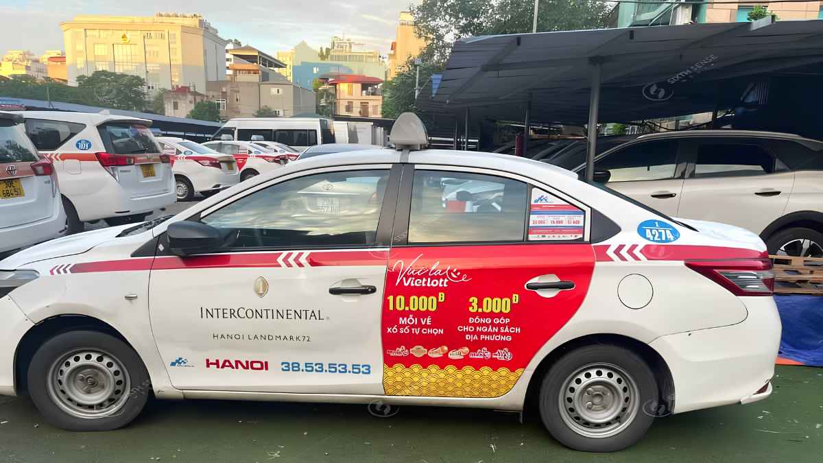 Logo và thông điệp thương hiệu di chuyển cùng taxi qua các tuyến phố và khu dân cư