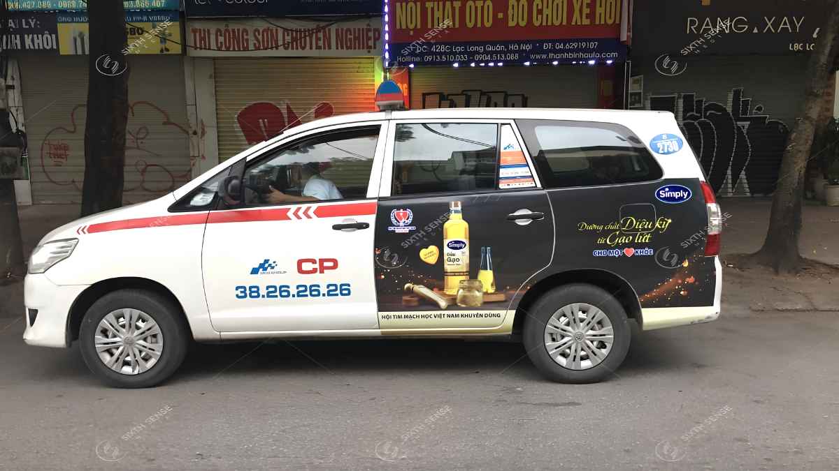 Decal trên hai cánh cửa sau giúp thương hiệu xuất hiện trên phố Hà Nội với chi phí hợp lý