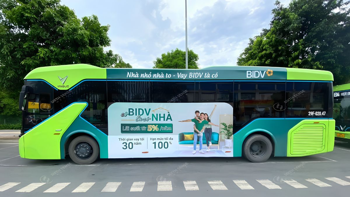 BIDV triển khai quảng cáo trên VinBus với hình ảnh nổi bật, giúp tăng độ phủ thương hiệu và mở rộng điểm chạm với khách hàng đô thị (Nguồn: Dự án SSM)