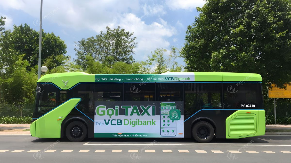 VCB quảng bá dịch vụ “Gọi Taxi” trên VinBus với thông điệp trực quan, giúp tăng độ phủ và tạo thêm điểm chạm với khách hàng đô thị (Nguồn: Dự án SSM)