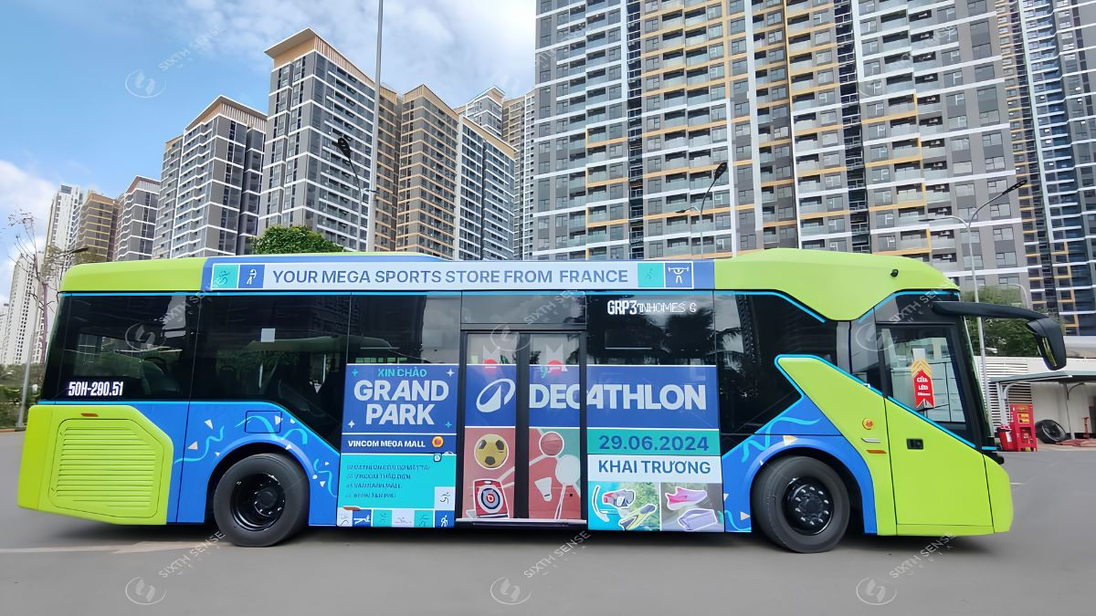 VCB quảng bá dịch vụ “Gọi Taxi” trên VinBus với thông điệp trực quan, giúp tăng độ phủ và tạo thêm điểm chạm với khách hàng đô thị (Nguồn: Dự án SSM)