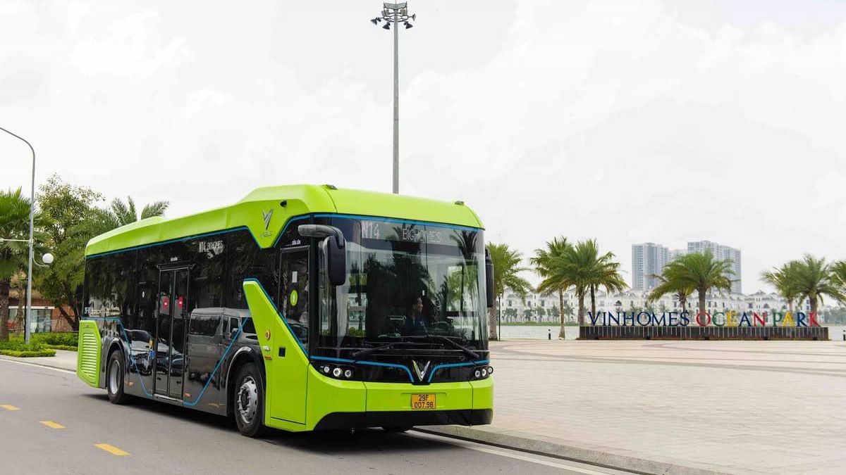 Quảng cáo VinBus khai thác cả vị trí bên ngoài và bên trong xe, giúp thương hiệu tăng điểm chạm với khách hàng đô thị