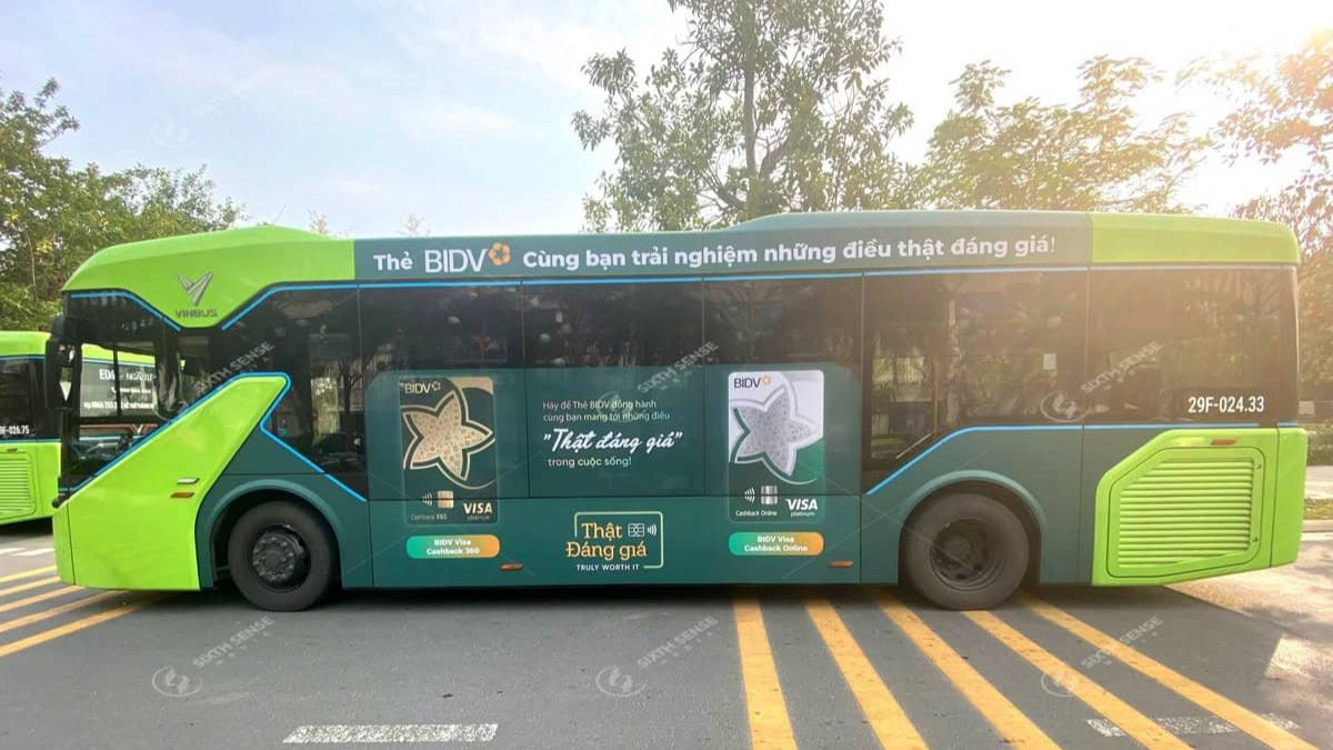 Quảng cáo Die Cut trên VinBus giúp thương hiệu tạo điểm nhấn khác biệt và tăng khả năng thu hút, ghi nhớ khi xe lưu thông