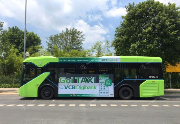 VCB Digibank quảng cáo trên xe buýt điện VinBus tại Hà Nội