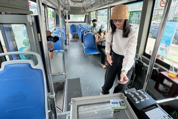 TPHCM thí điểm 3 tuyến xe bus không dùng tiền mặt