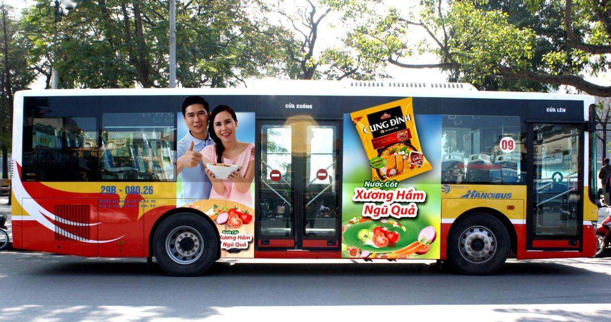 Quảng cáo trên thân xe bus với thương hiệu mì cung đình