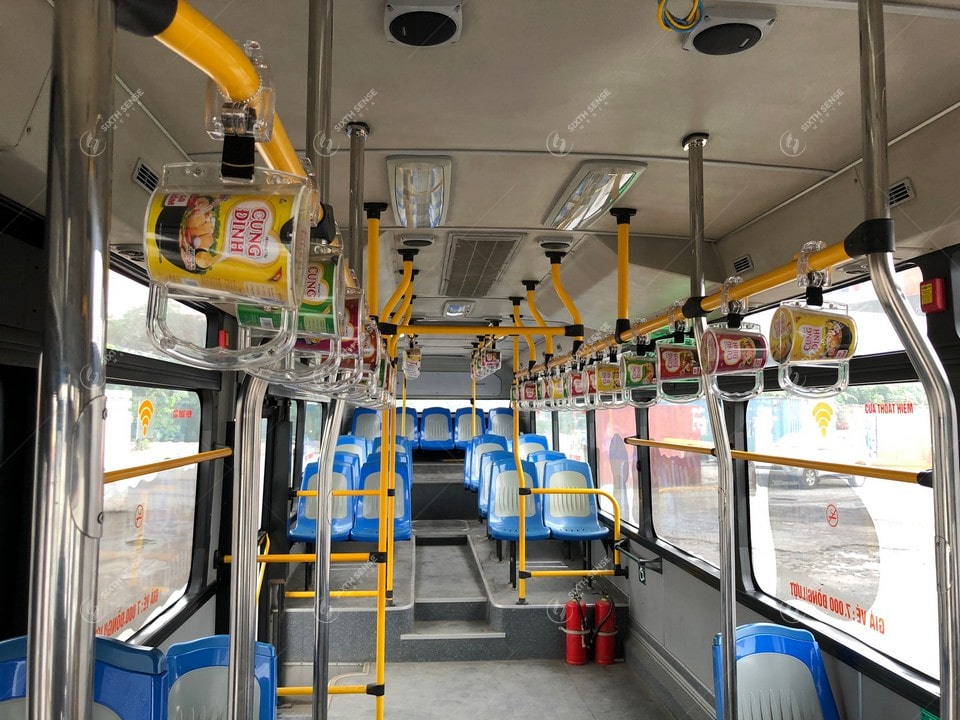 Quảng cáo tay cầm trên xe bus (Nguồn: Internet)