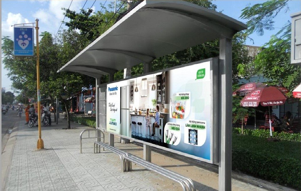 Quảng cáo nhà chờ xe bus (Nguồn: Internet)