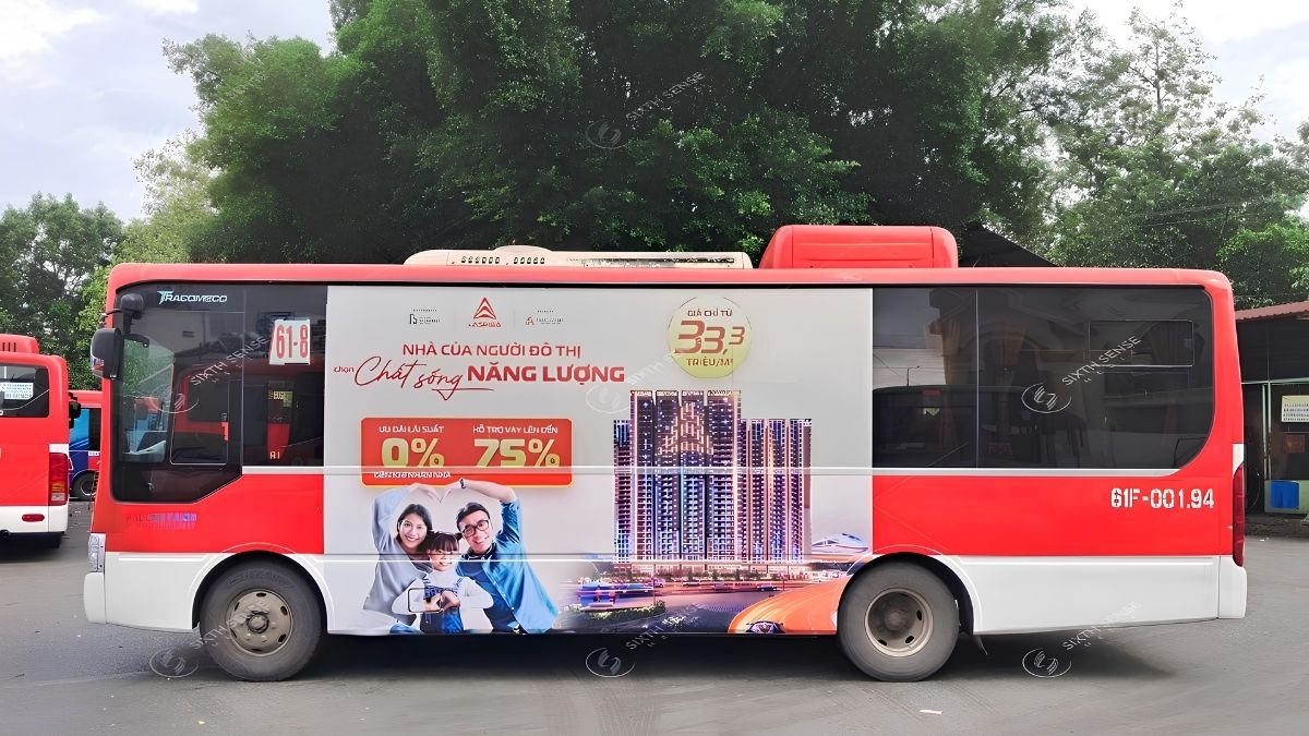 Xe buýt quảng cáo xe buýt Hồ Chí Minh dòng xe buýt kính râm tạo ra ứng dụng thị giác nổi bật và tăng cường khả năng nhận diện thương hiệu. (Nguồn: SSM Project)