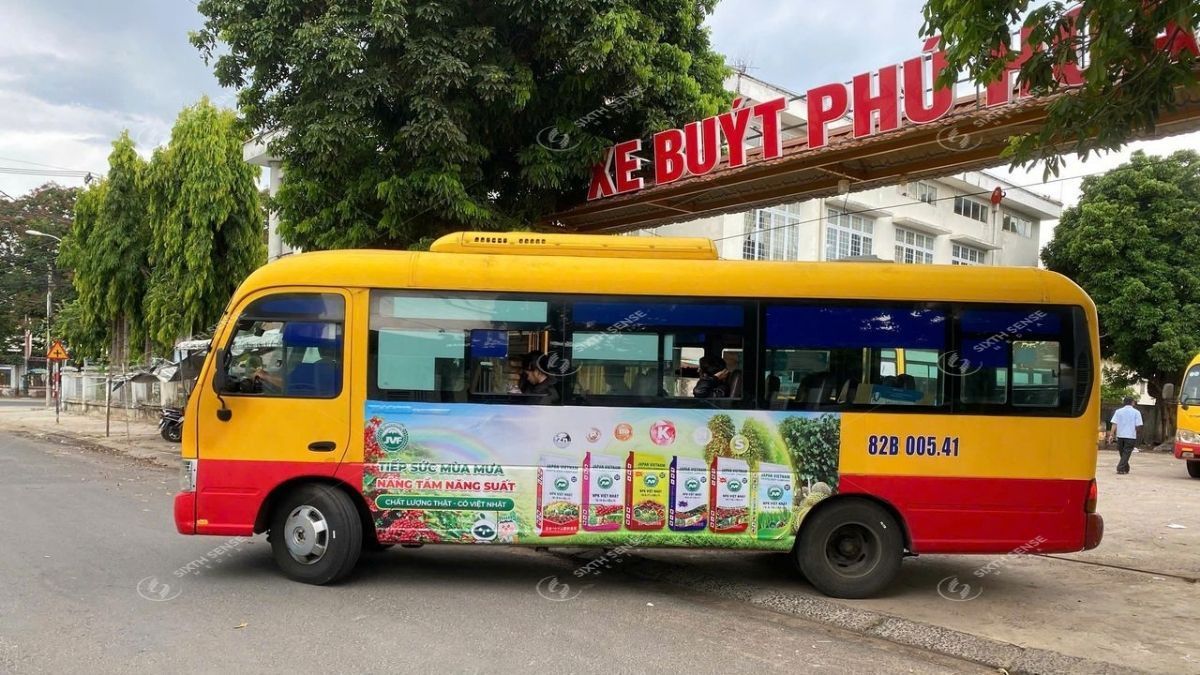 Hình thức quảng cáo xe buýt ảnh hưởng trực tiếp đến diện tích hiển thị và chi phí triển khai. (Nguồn: Dự án SSM)